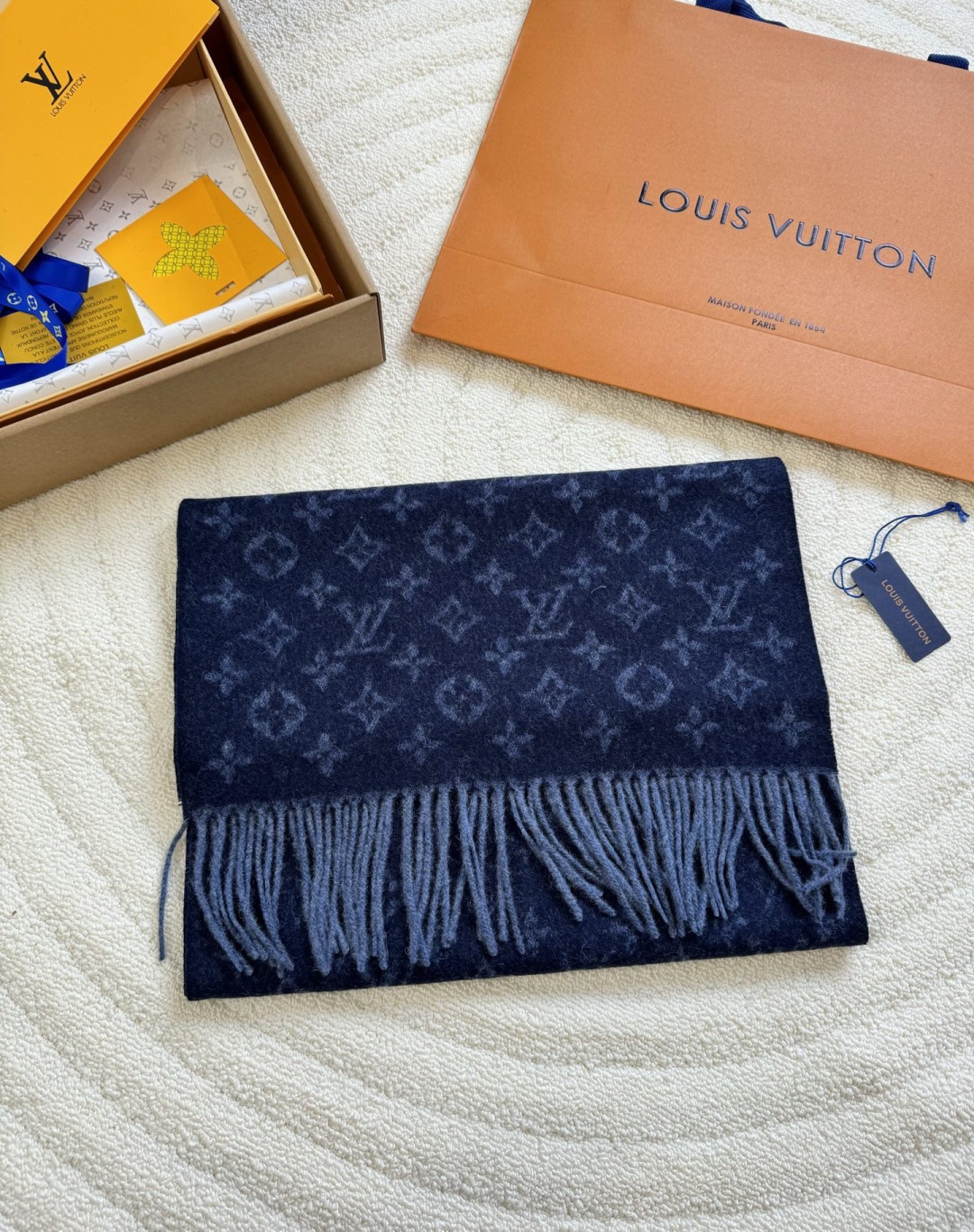 LV scarf