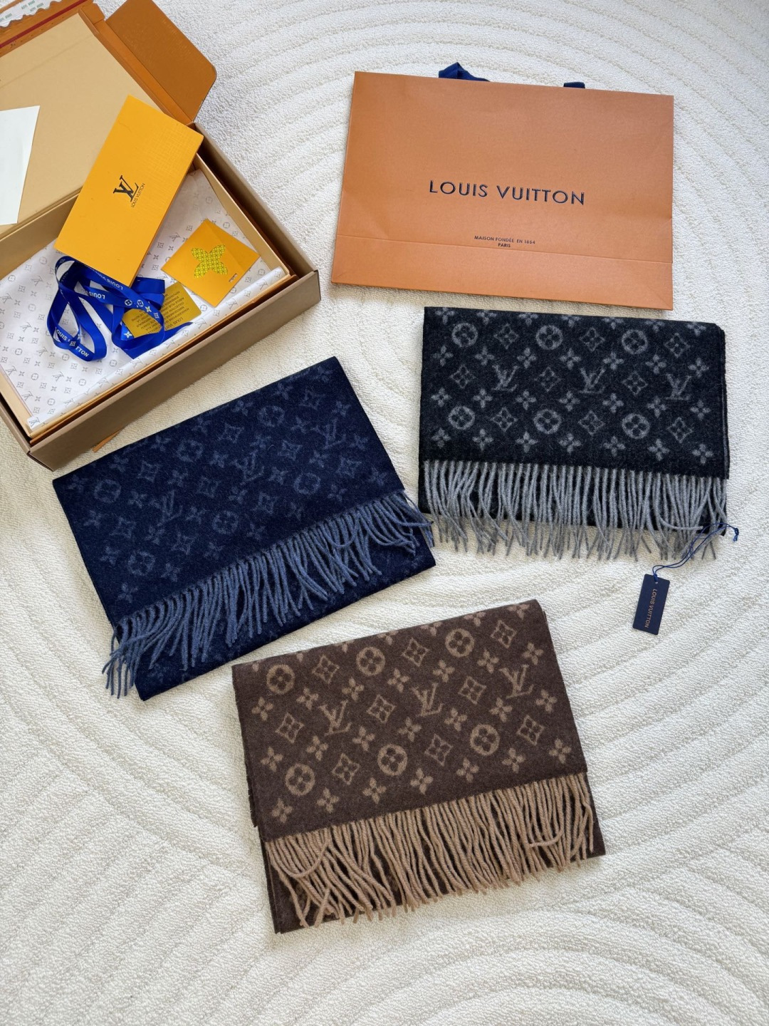 LV scarf