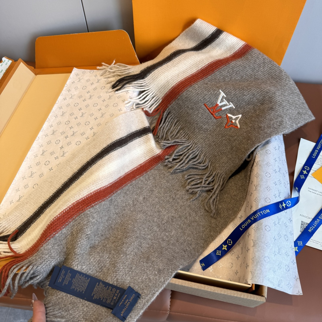 LV scarf