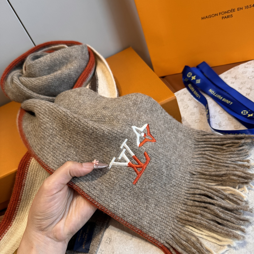 LV scarf