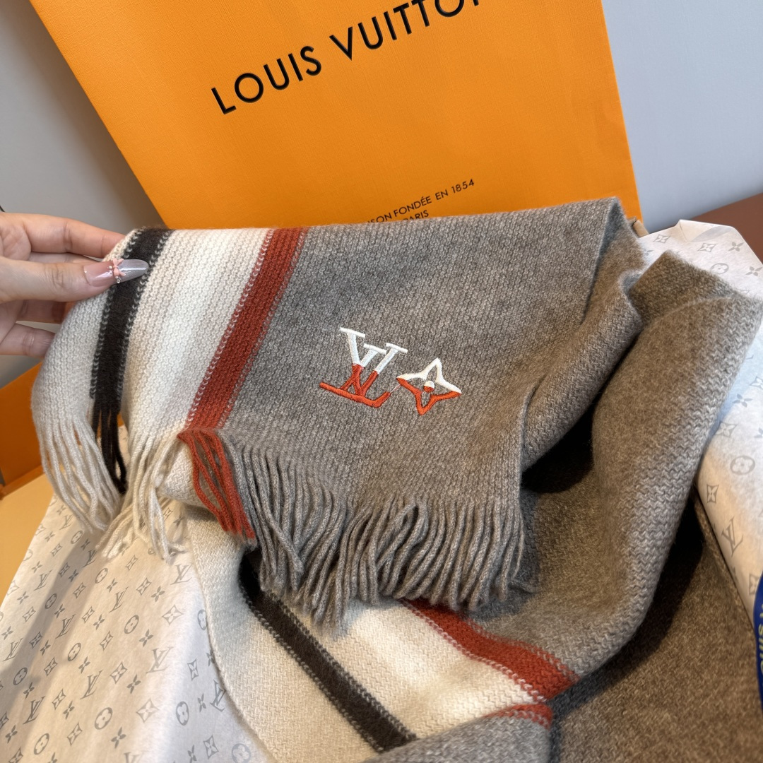 LV scarf