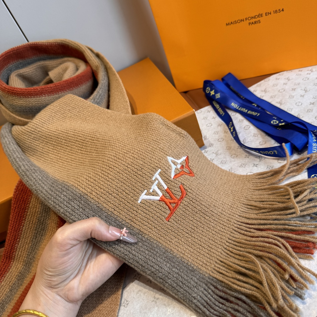 LV scarf