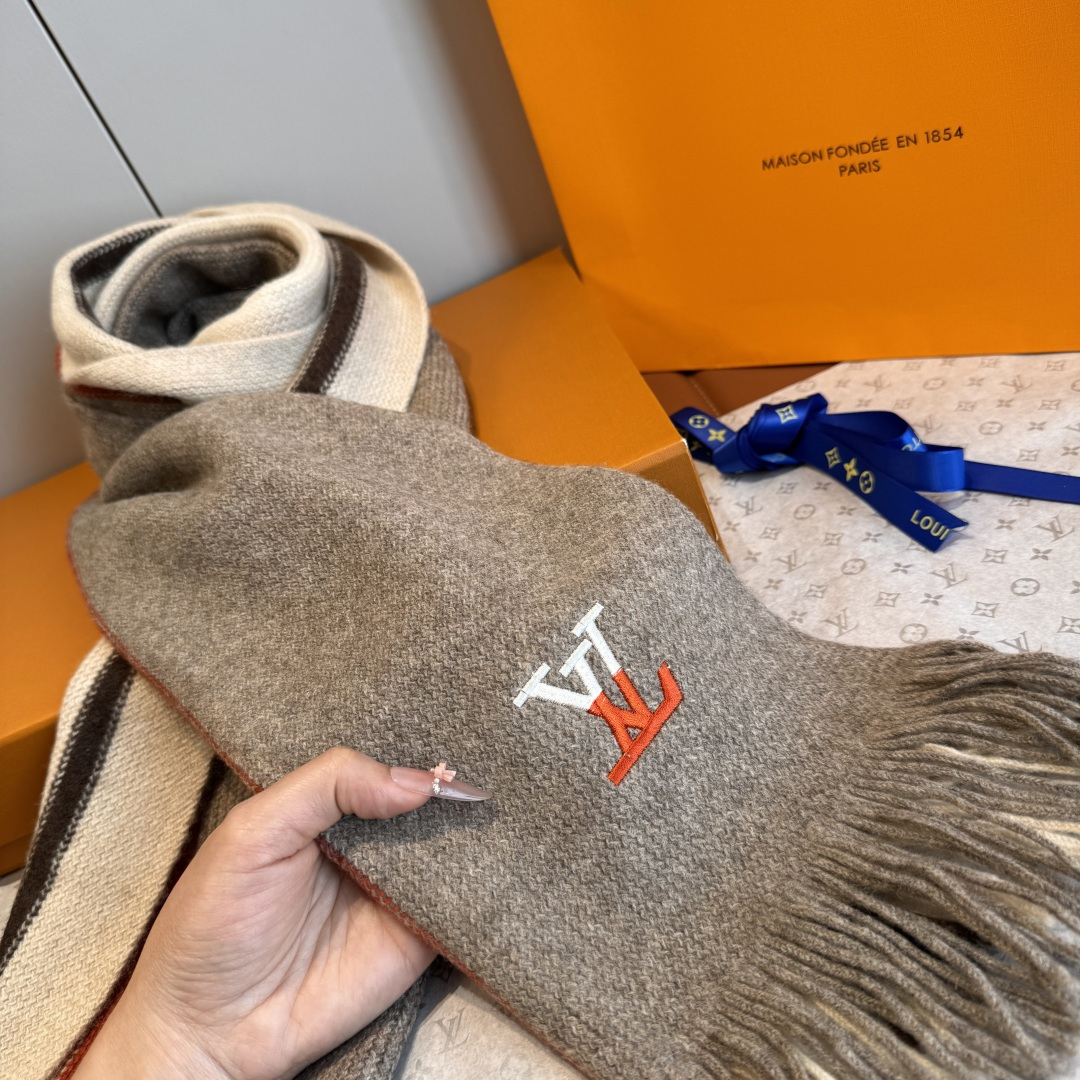 LV scarf