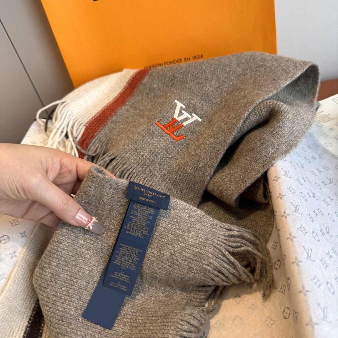 LV scarf