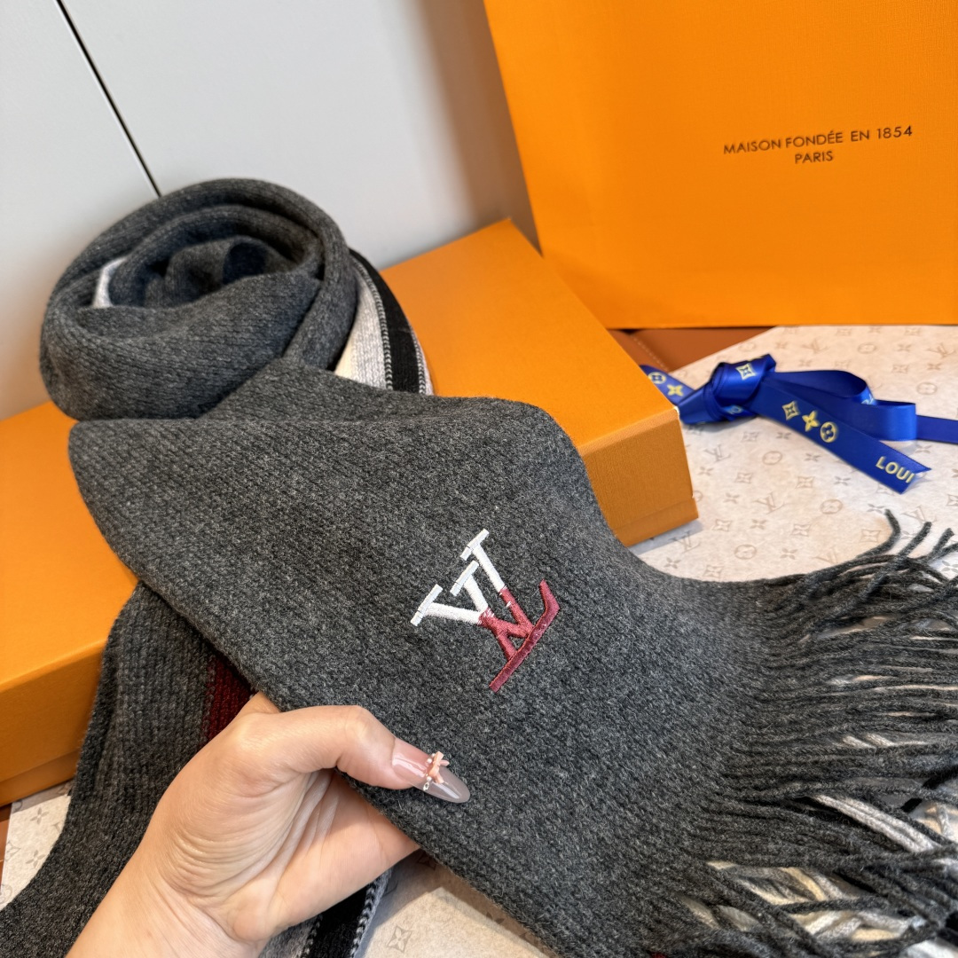 LV scarf