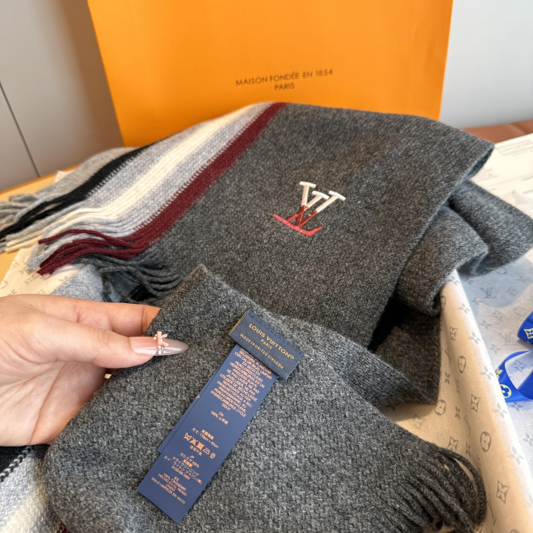 LV scarf