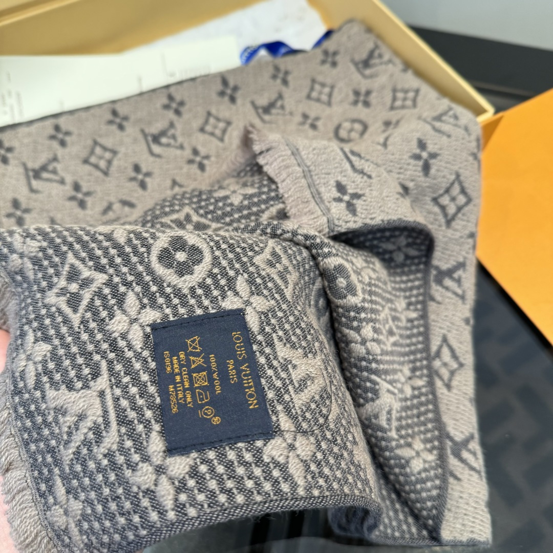 LV scarf