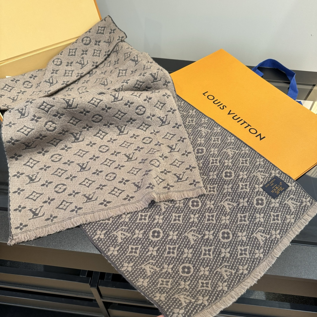 LV scarf