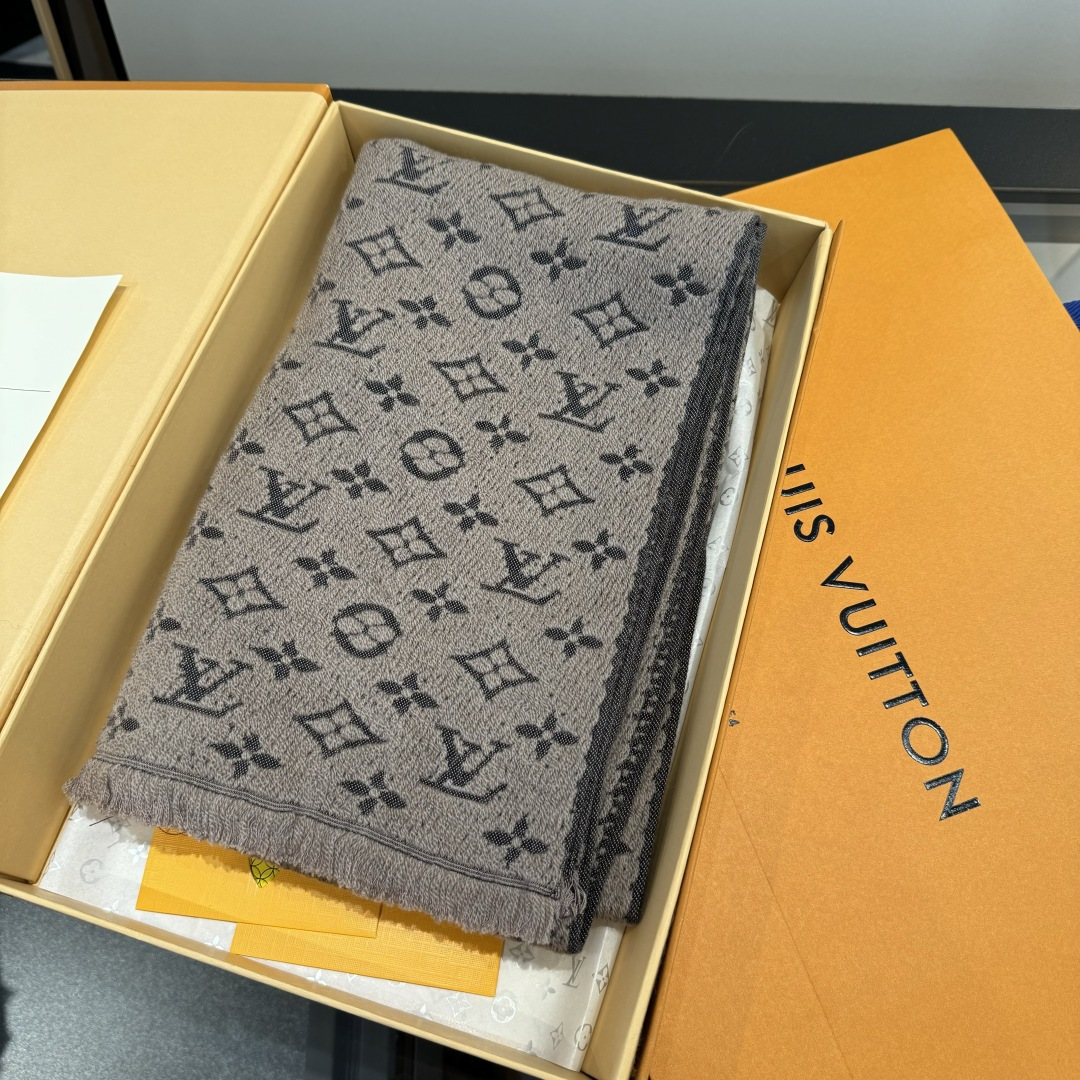 LV scarf