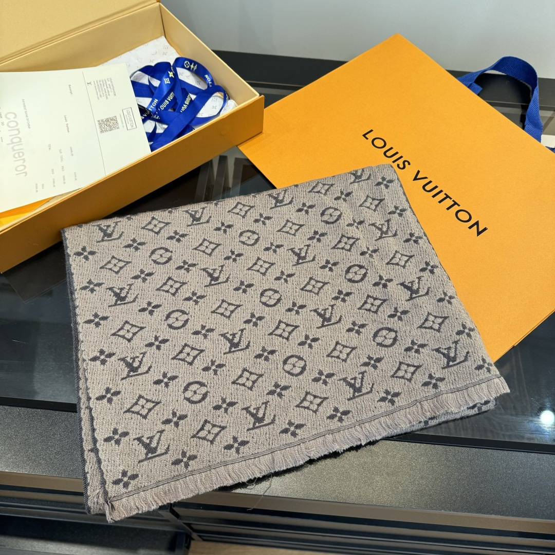 LV scarf