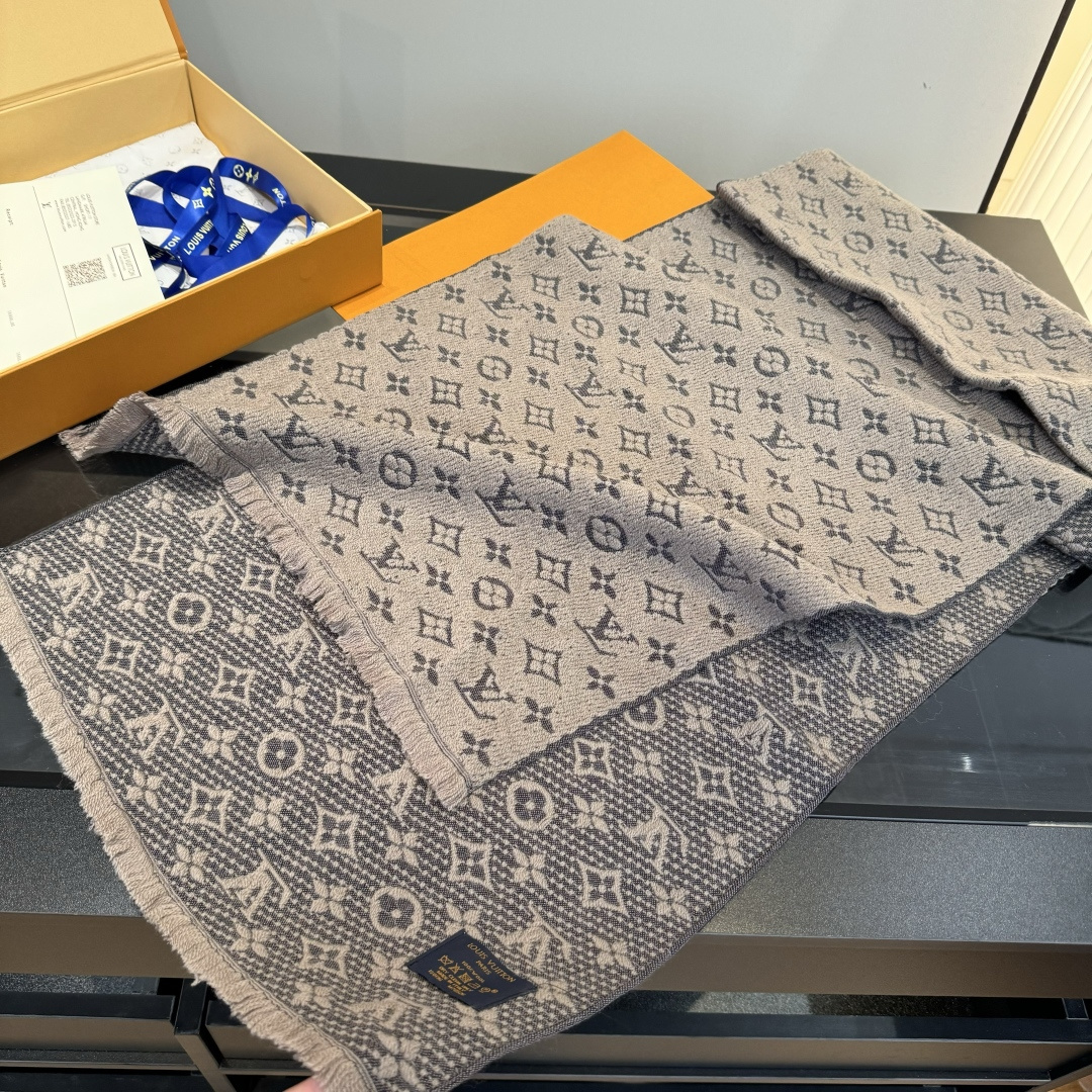 LV scarf