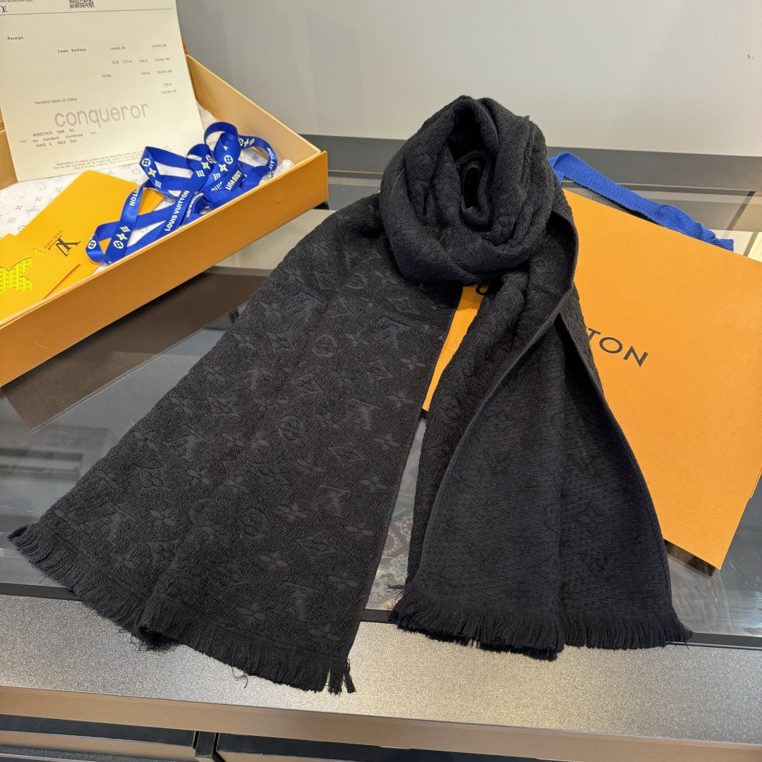 LV scarf