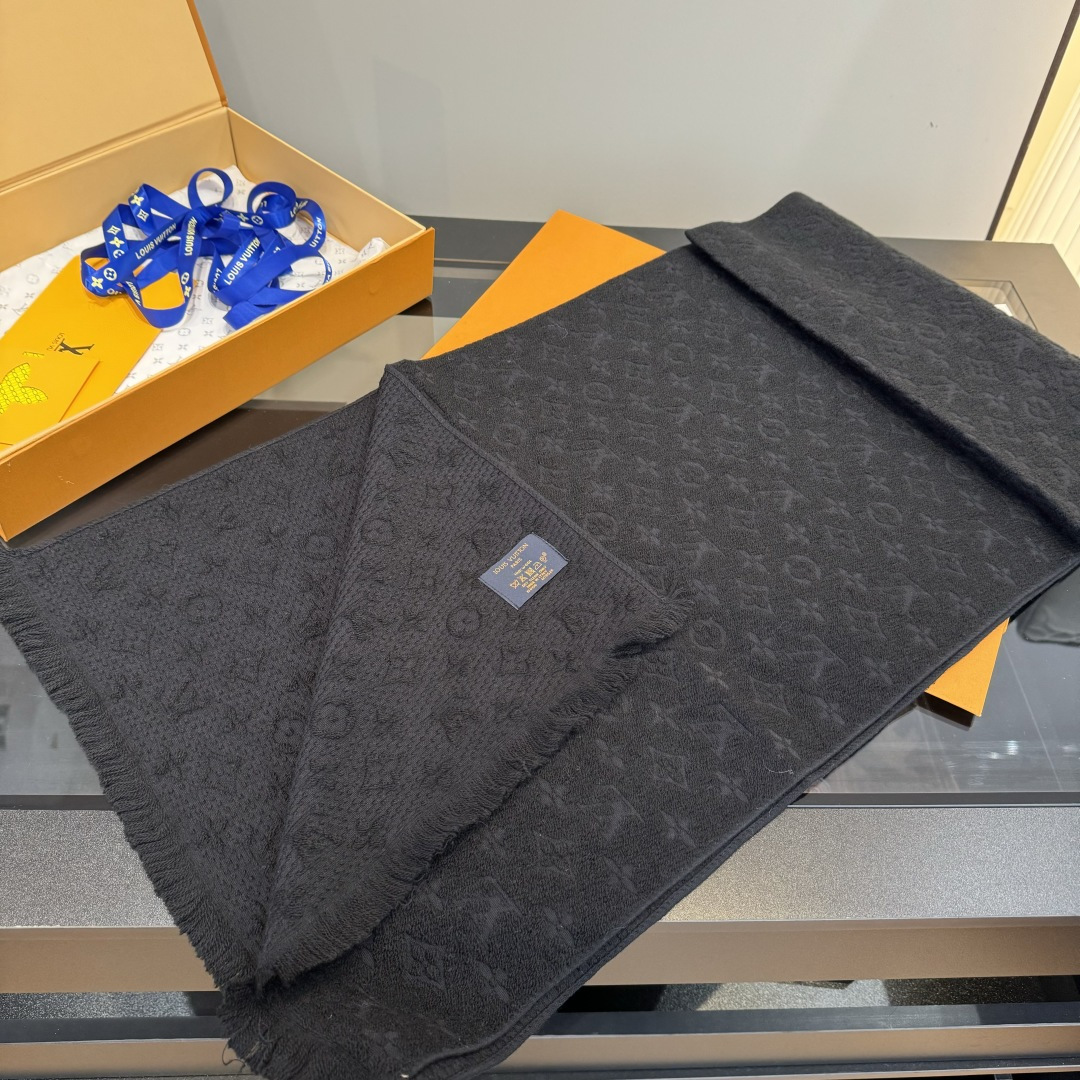 LV scarf
