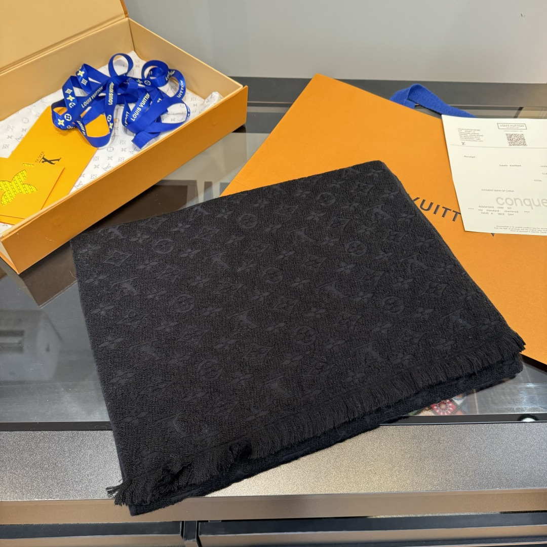 LV scarf