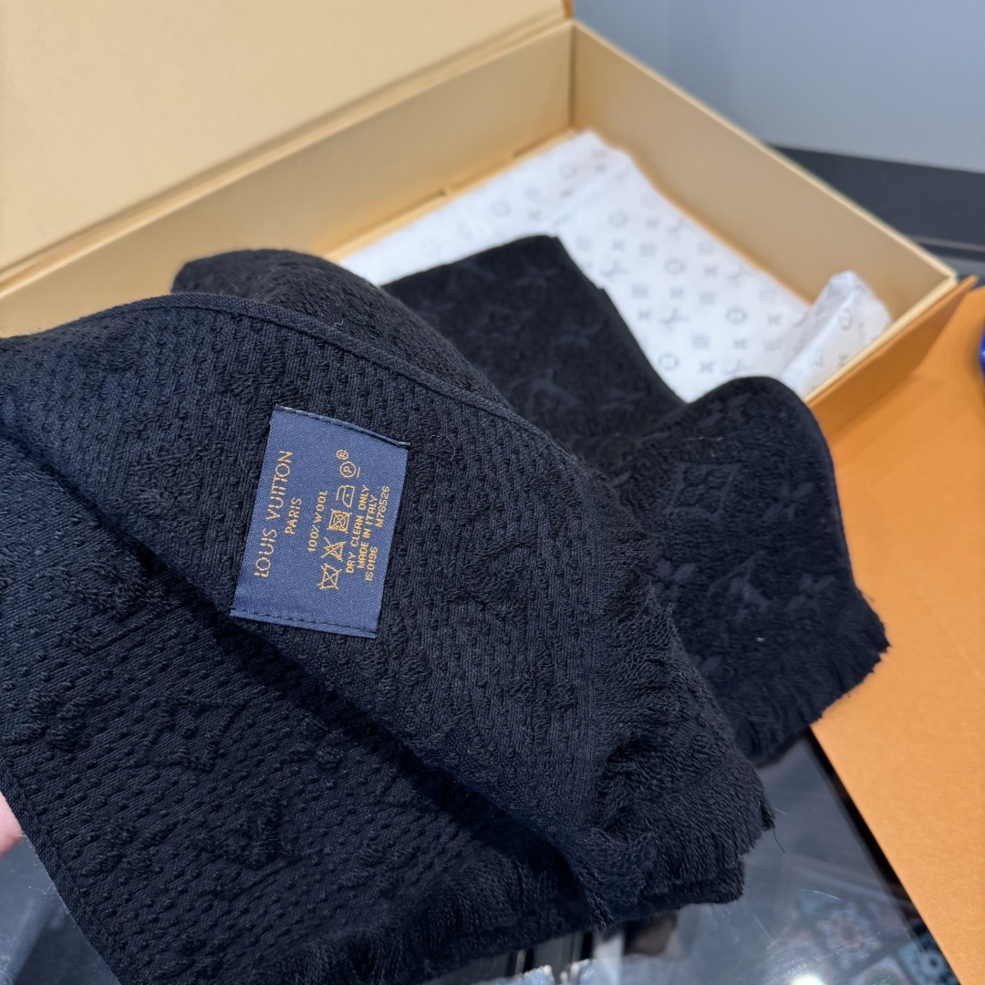 LV scarf