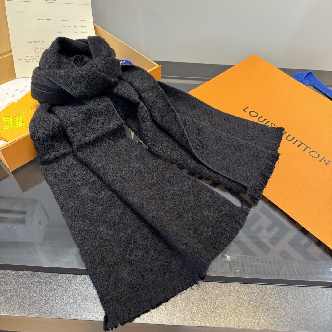LV scarf