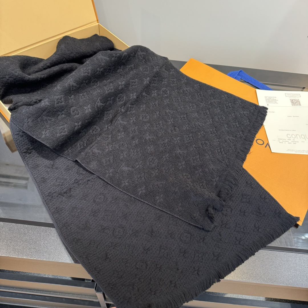 LV scarf