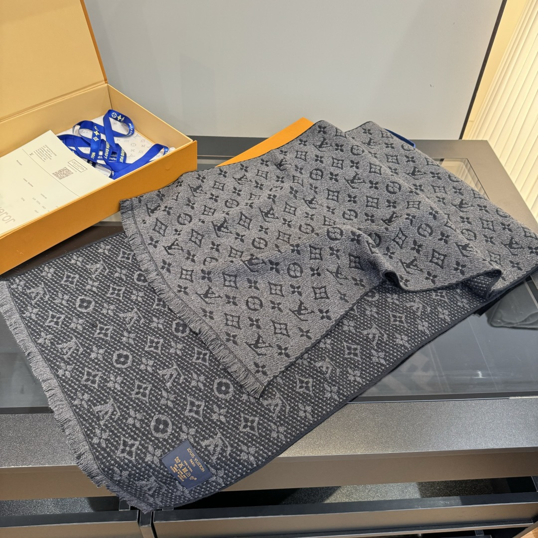 LV scarf