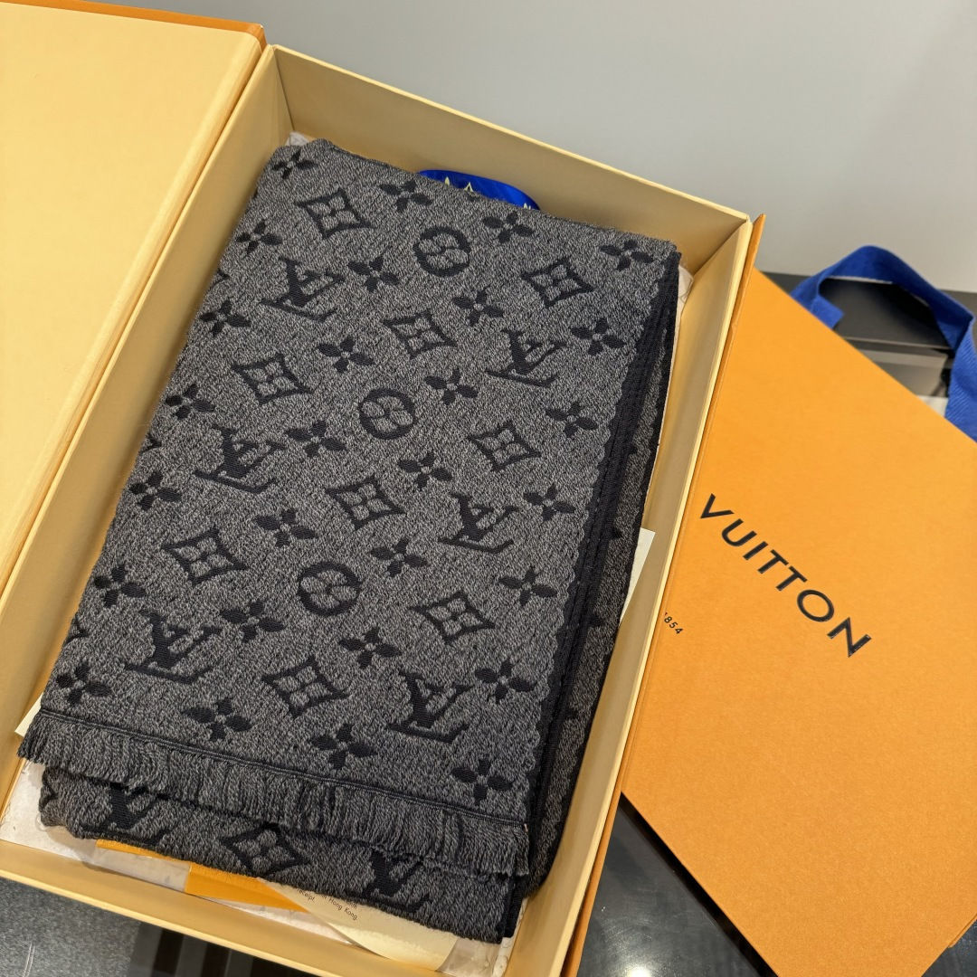 LV scarf