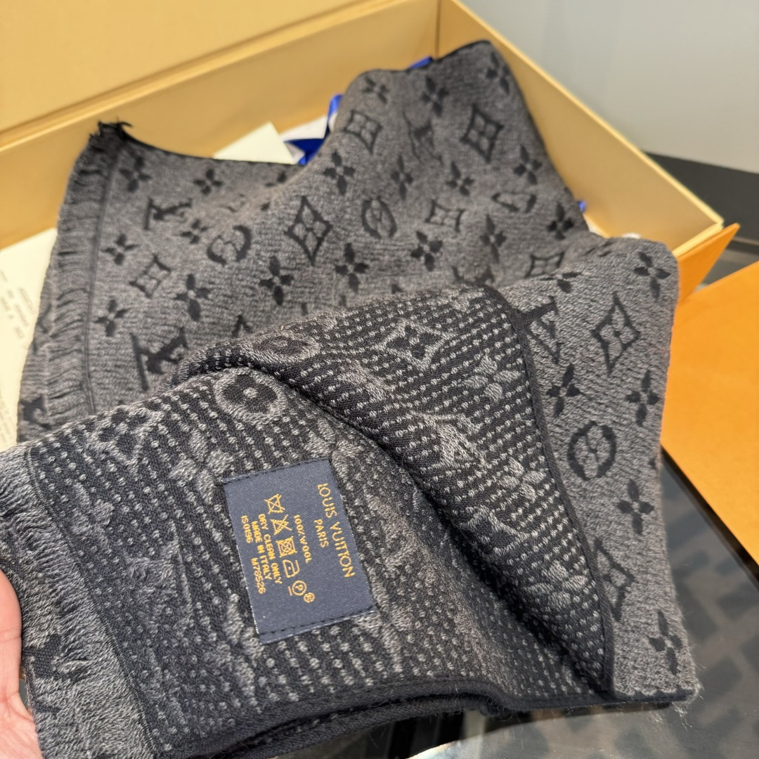 LV scarf