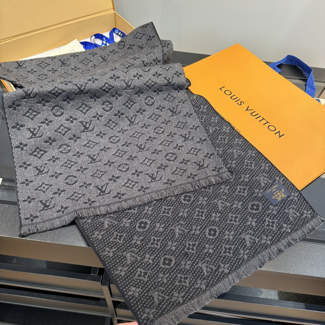 LV scarf