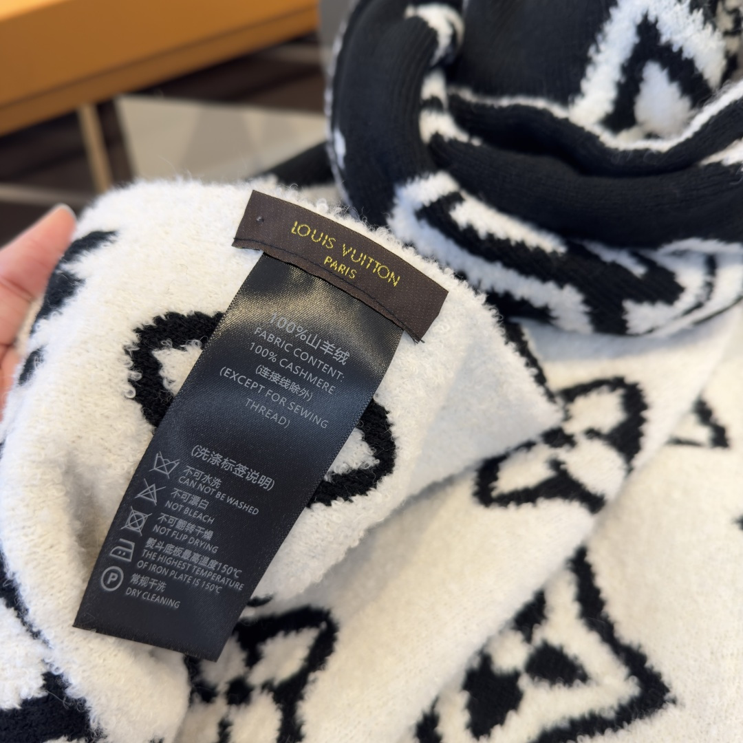 LV scarf