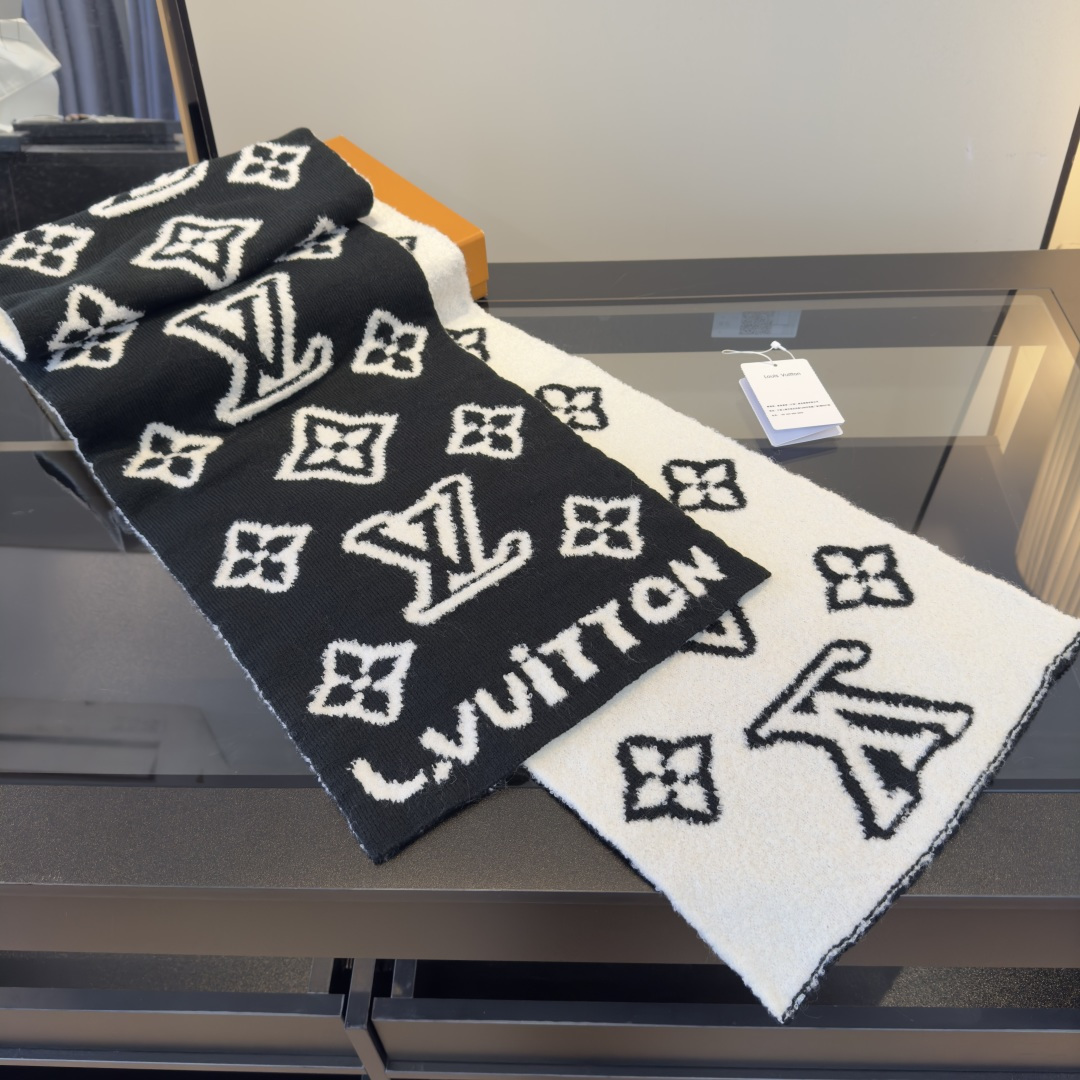 LV scarf