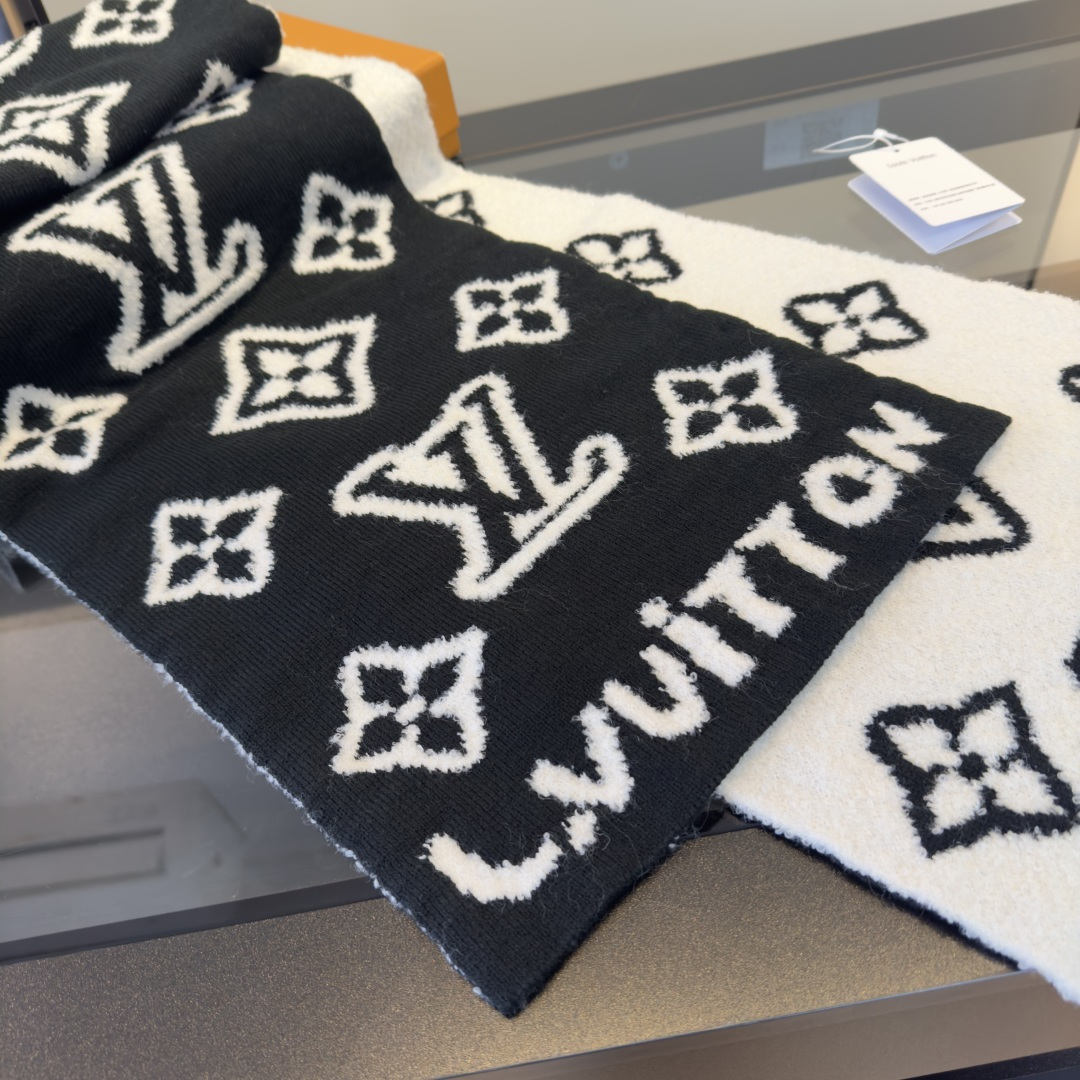 LV scarf
