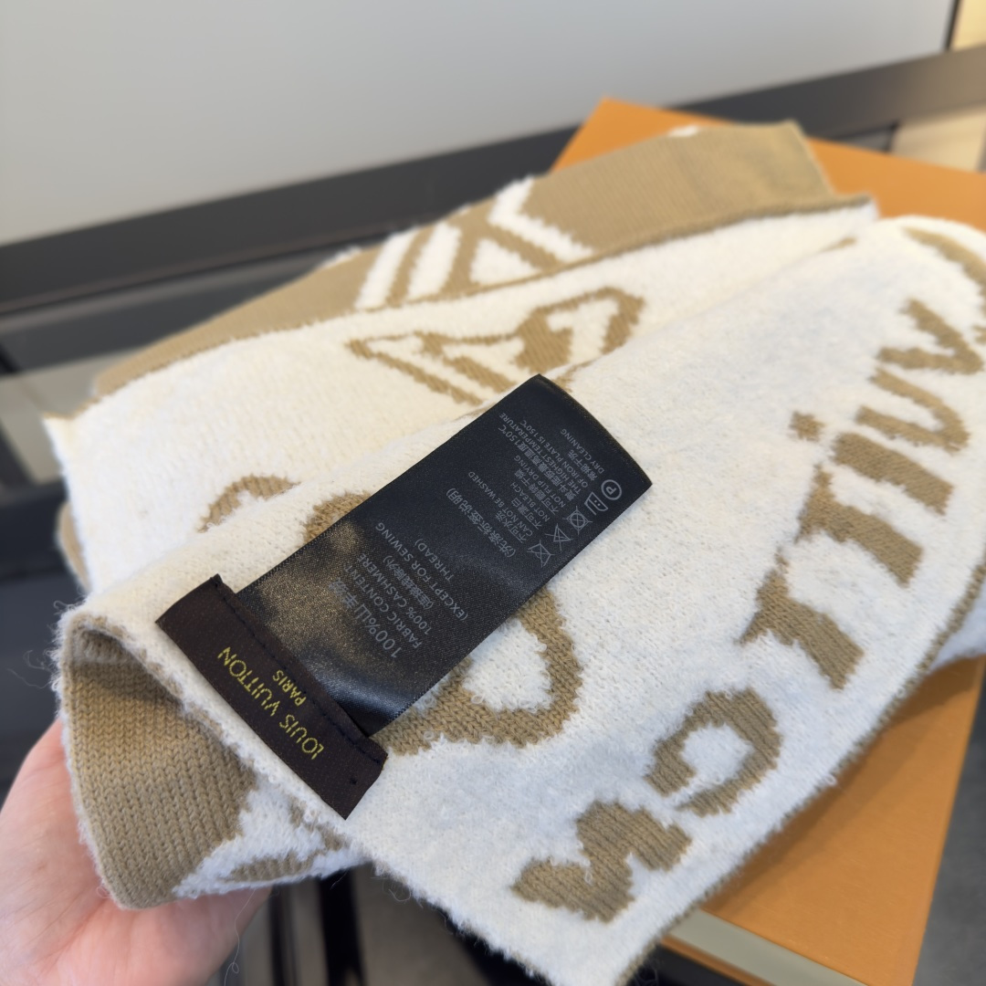 LV scarf
