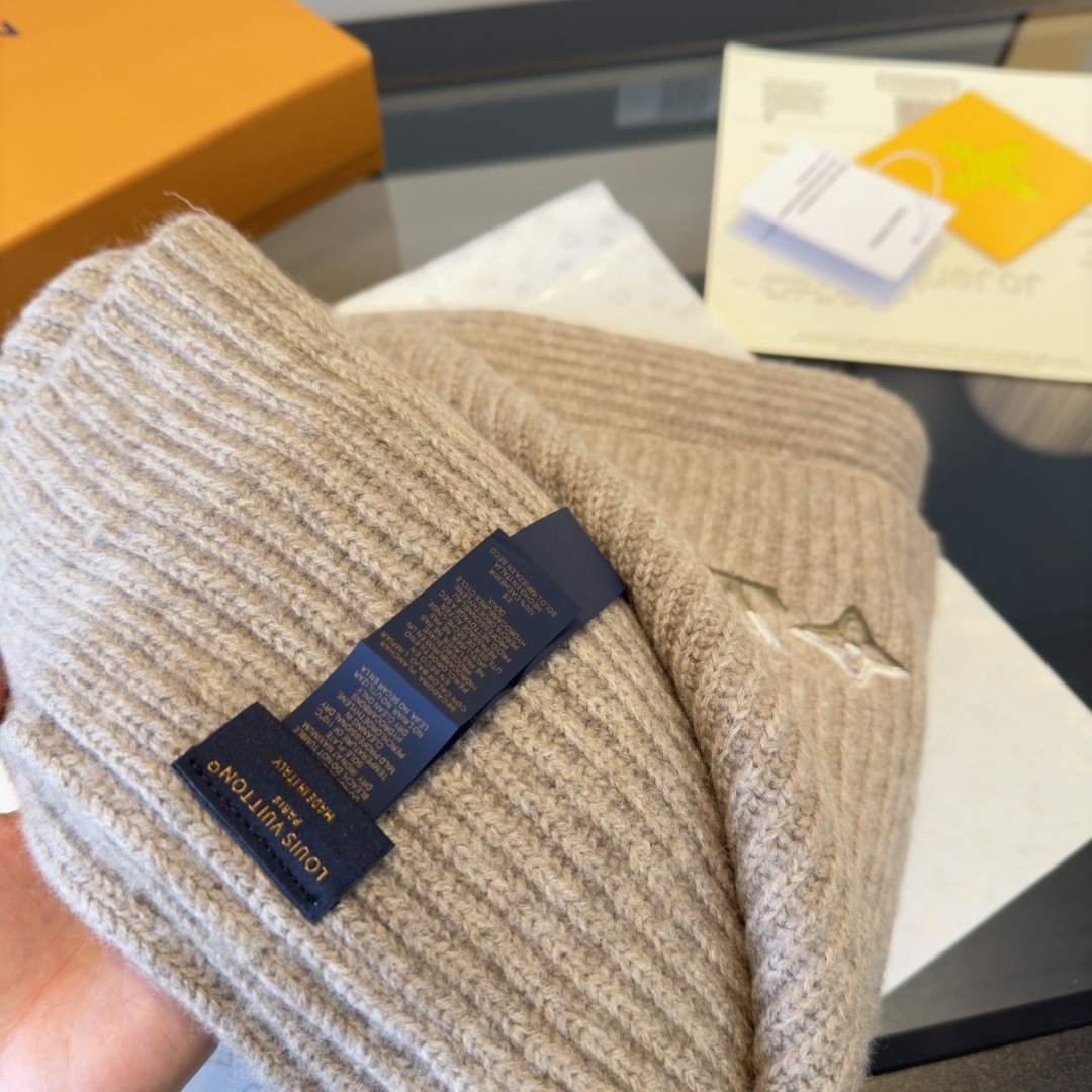 LV scarf
