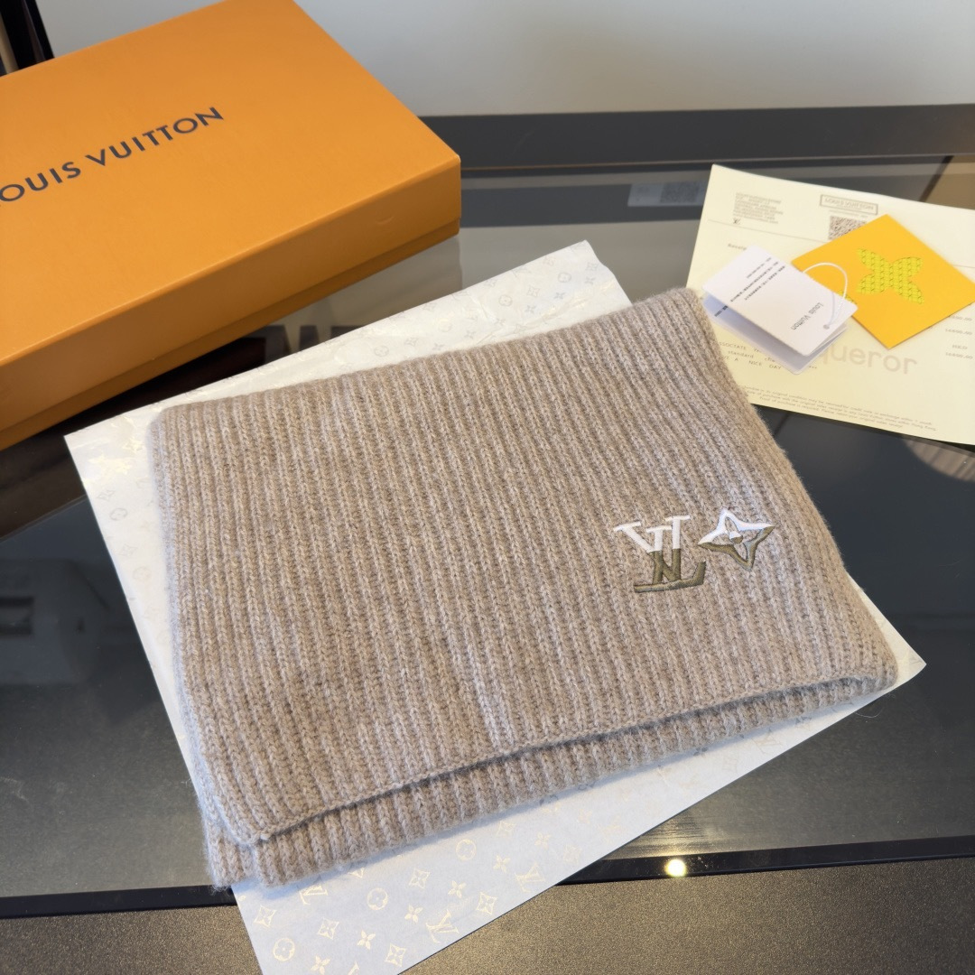 LV scarf