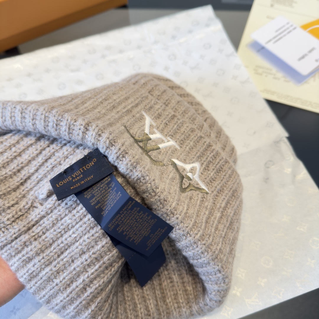 LV scarf