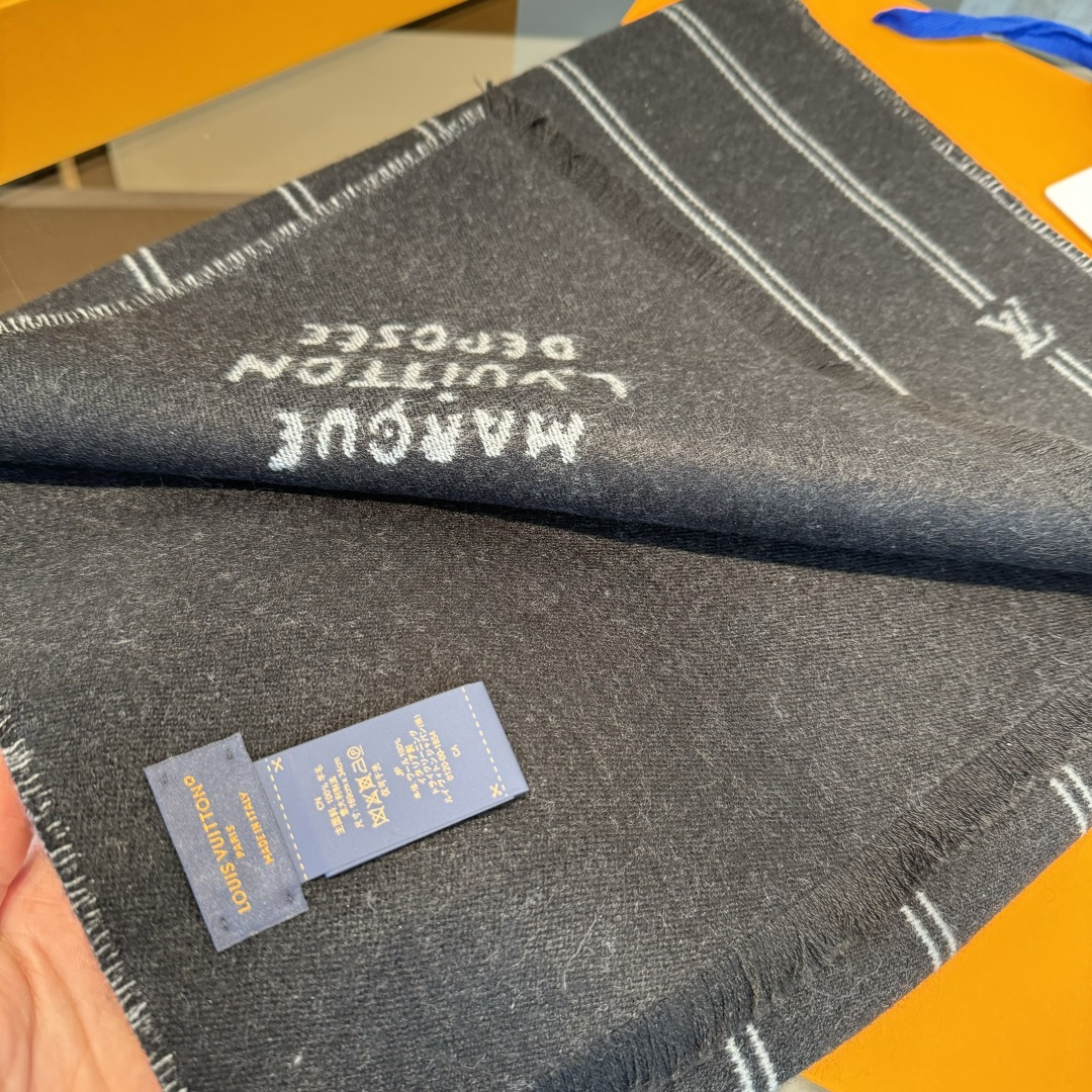 LV scarf