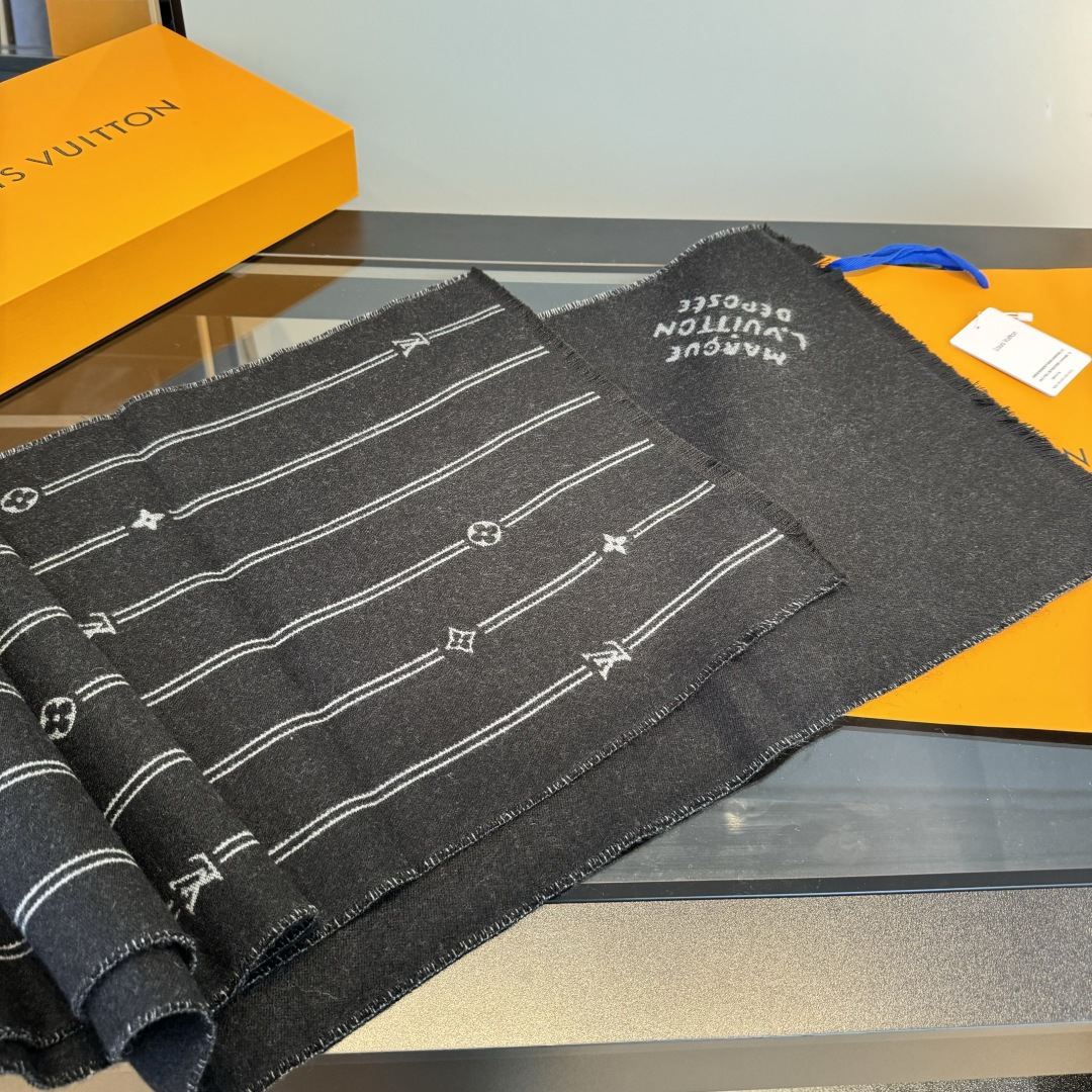LV scarf