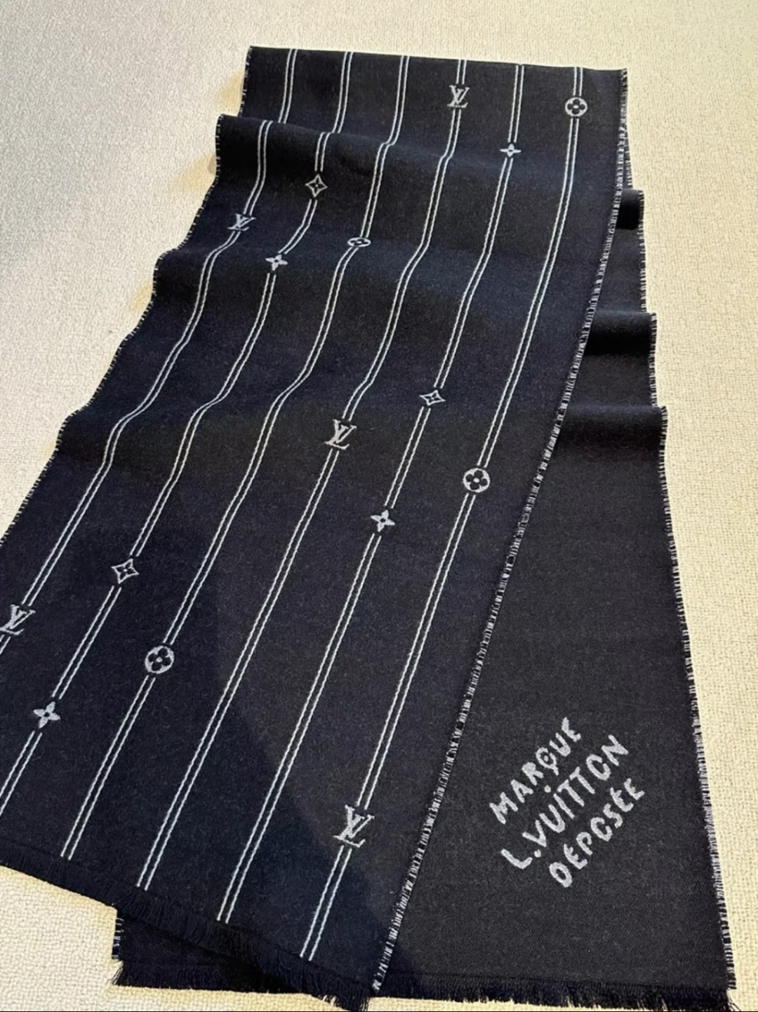 LV scarf