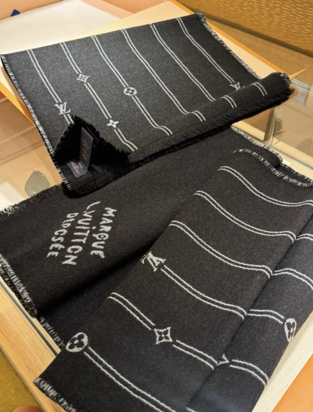 LV scarf