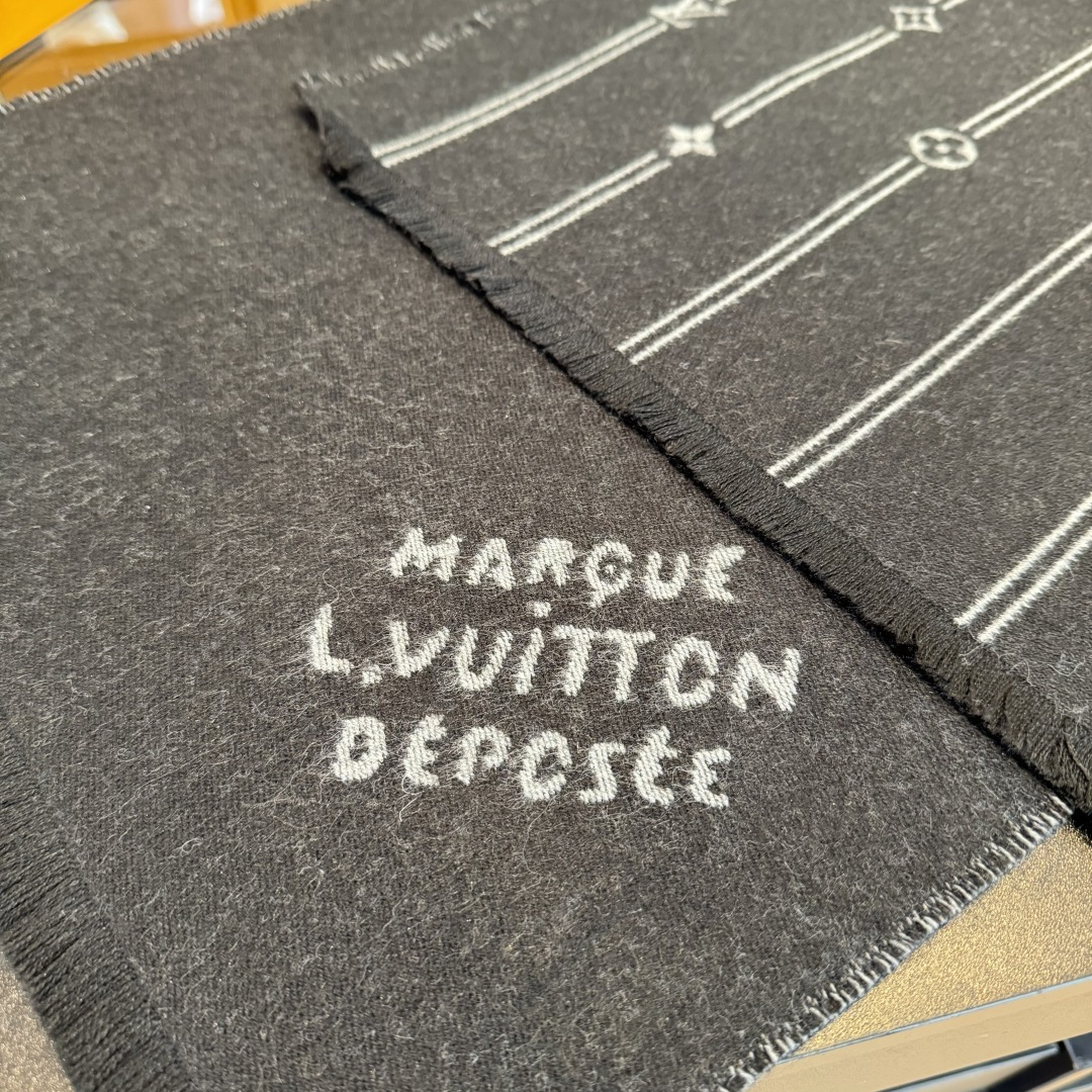 LV scarf