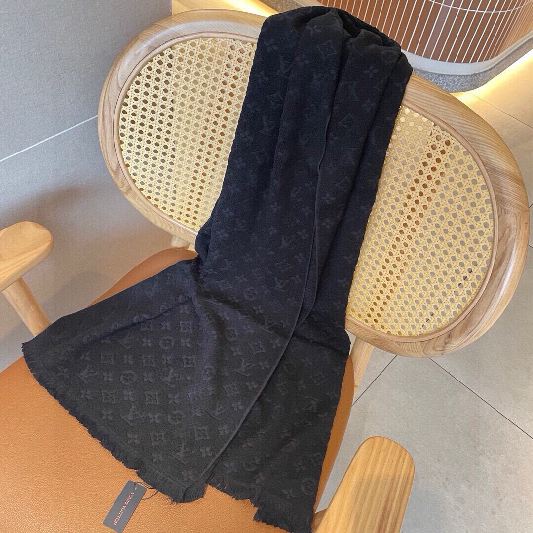 LV scarf