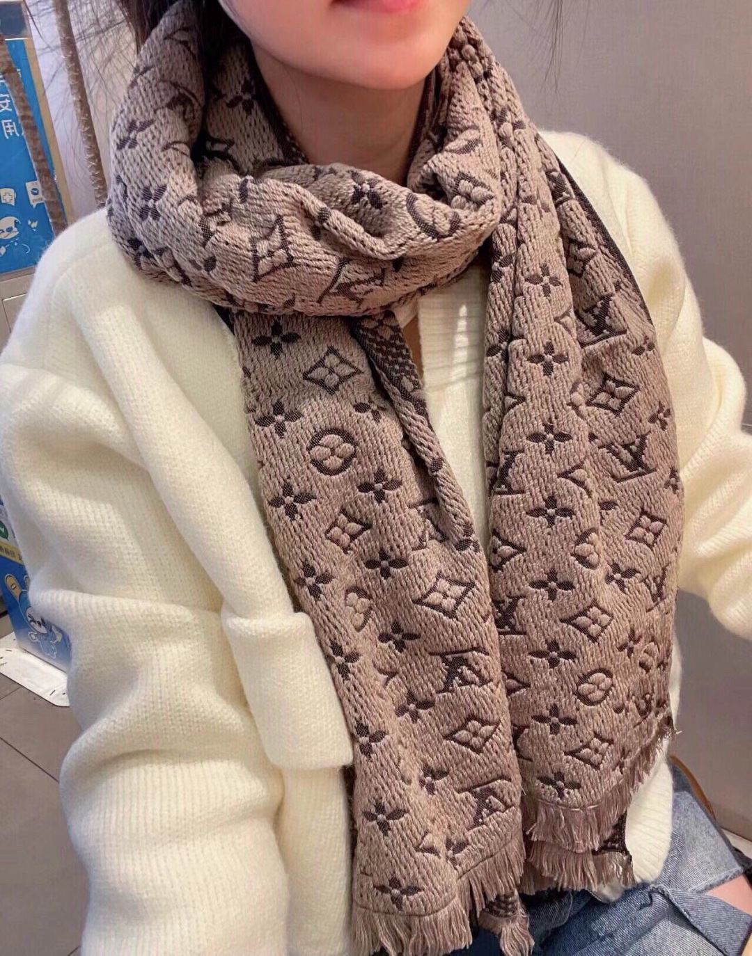LV scarf