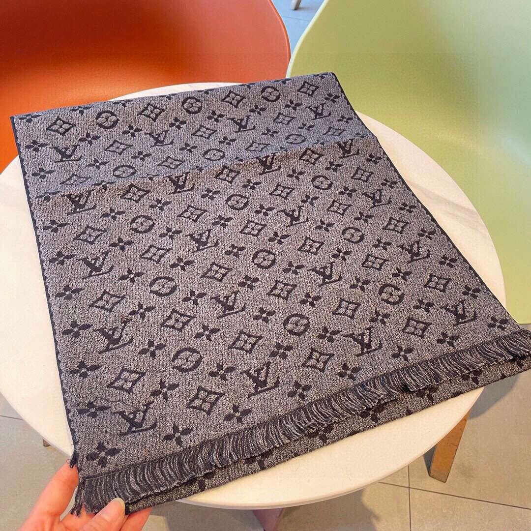 LV scarf