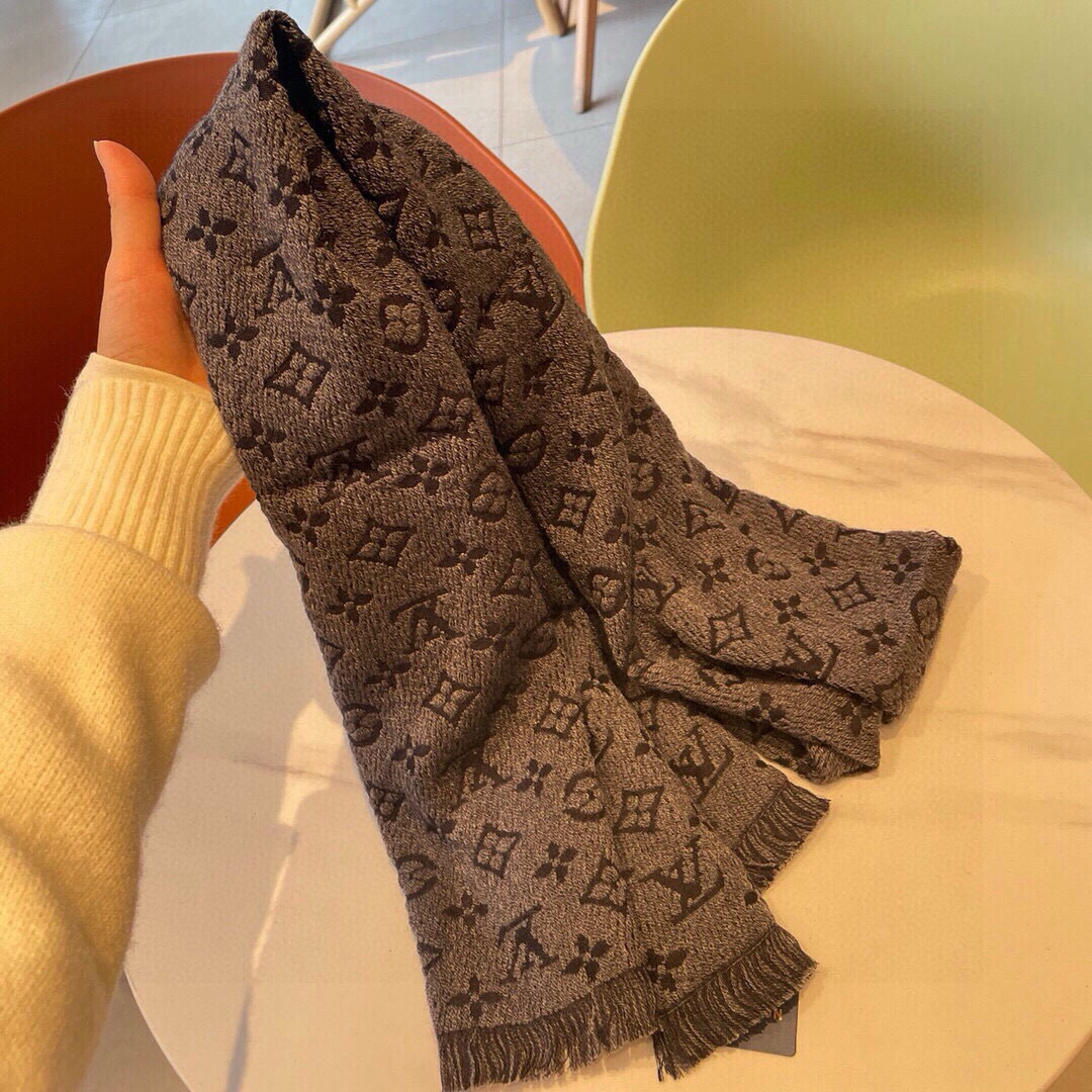 LV scarf