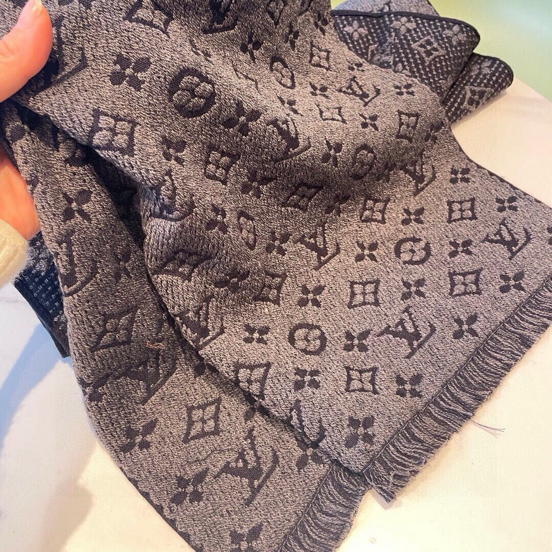 LV scarf