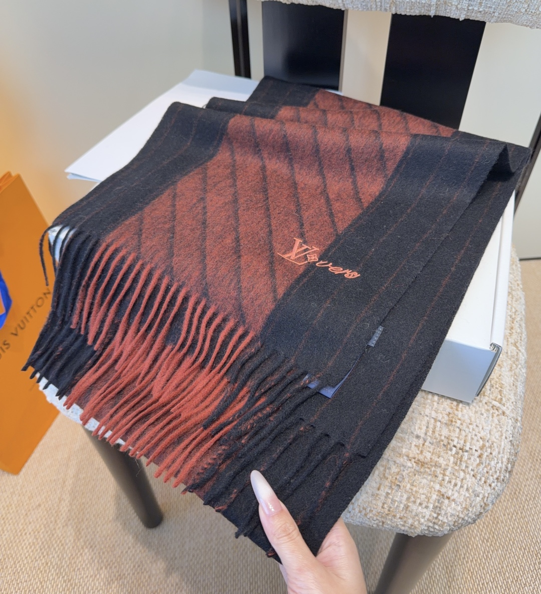 LV scarf