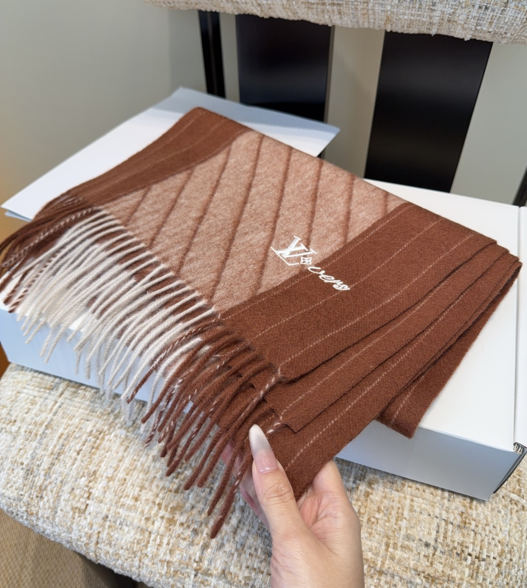 LV scarf