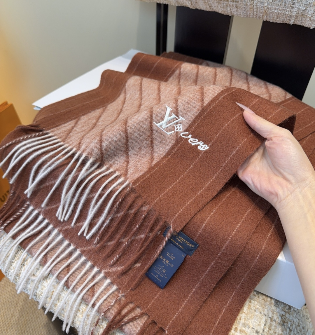 LV scarf