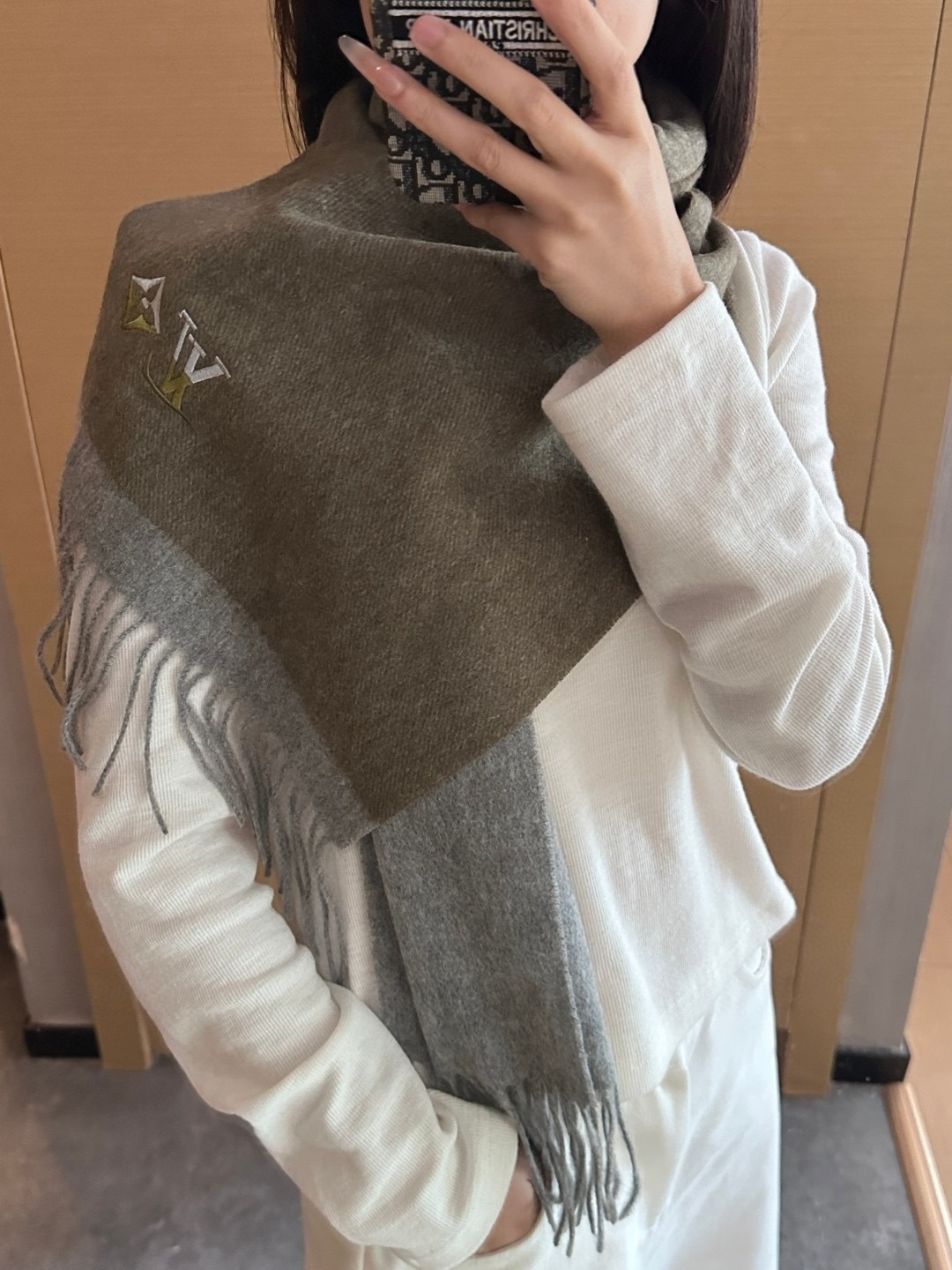 LV scarf