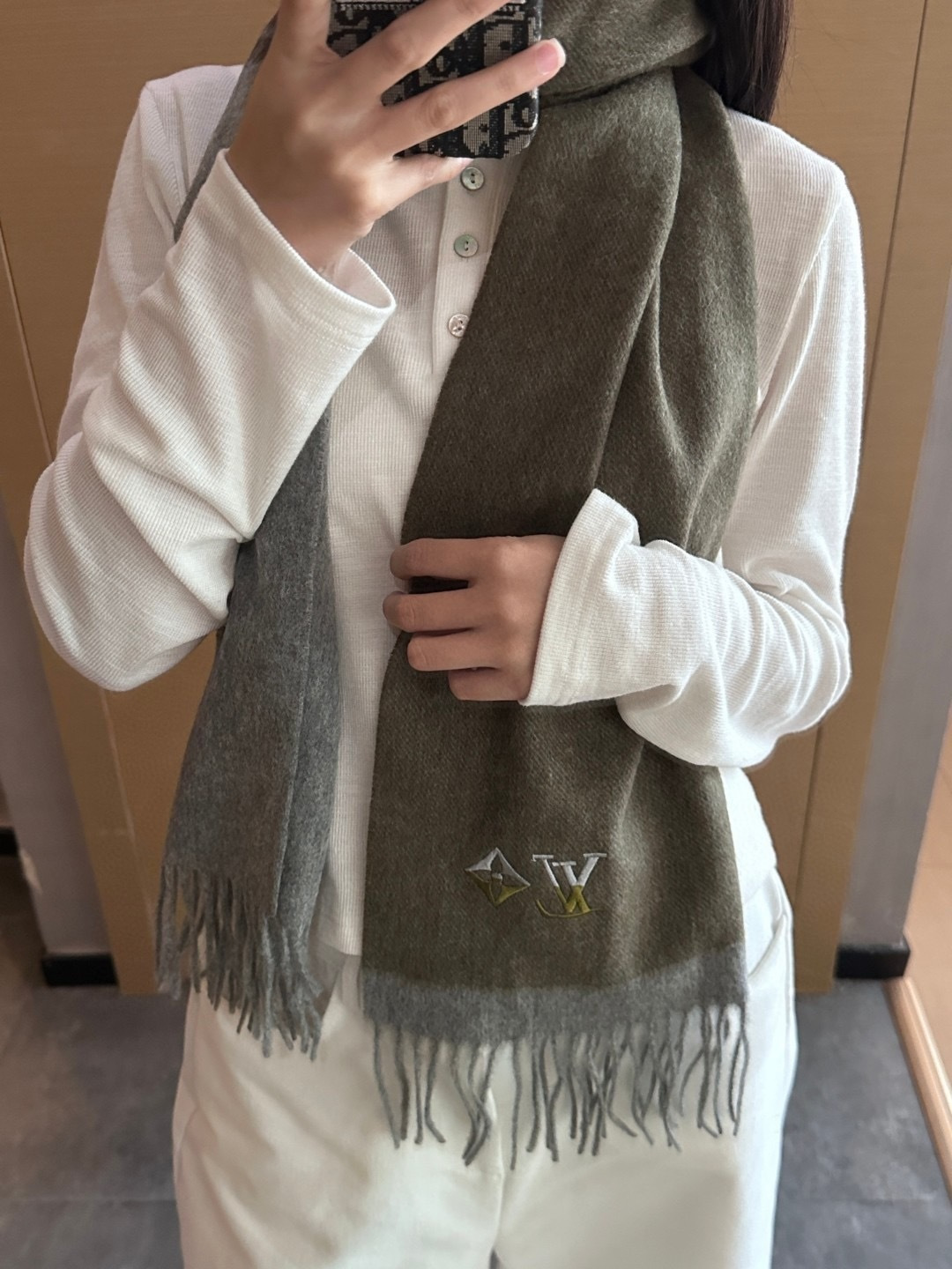 LV scarf