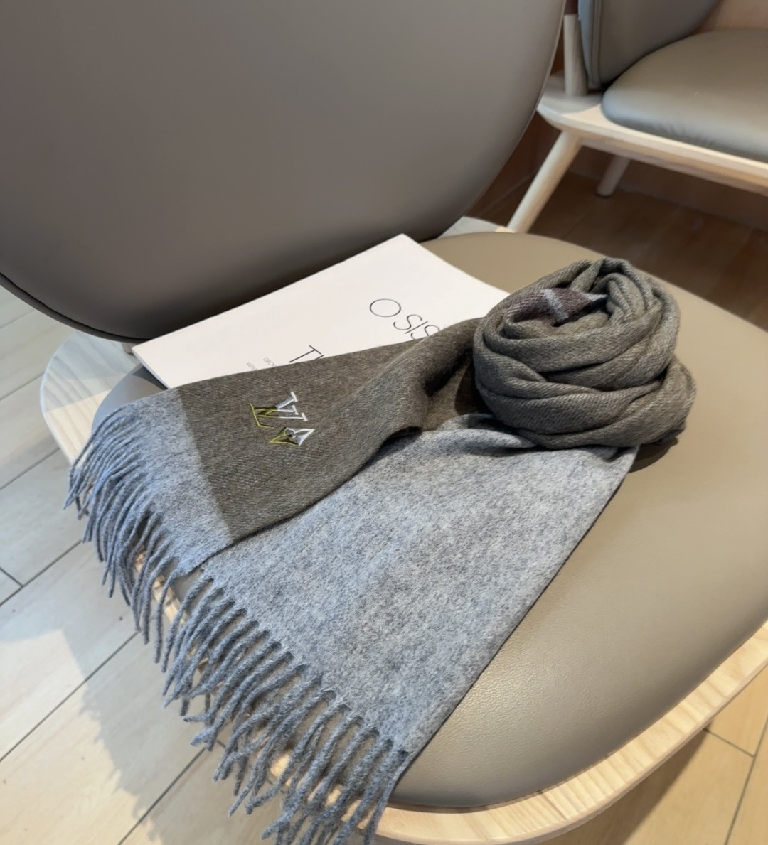 LV scarf