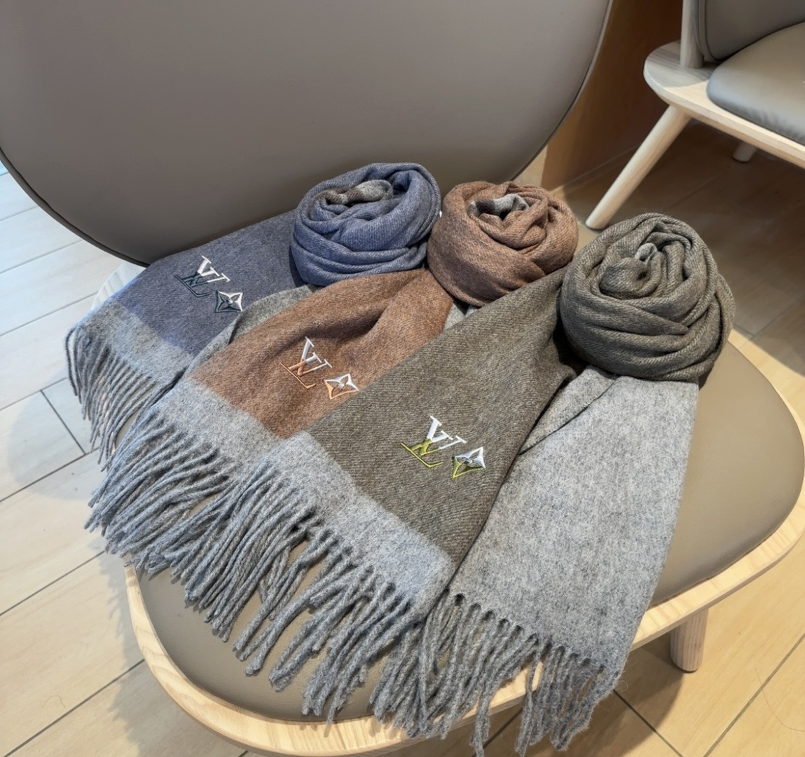 LV scarf