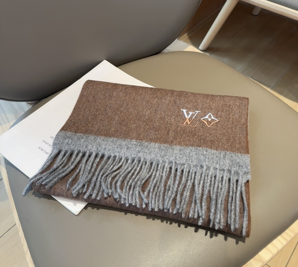 LV scarf